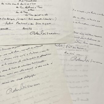 3 superbes lettres de Robert Doisneau au modèle du célèbre "baiser de l'hôtel de ville"