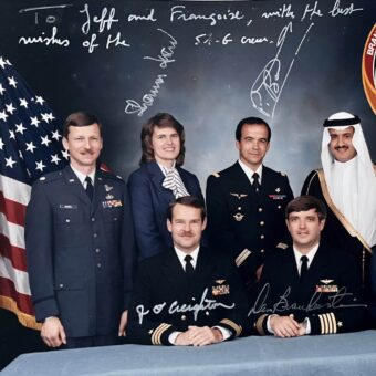 Photographie dédicacée par les membres de la mission spatiale Discovery STS 51-G