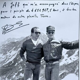 Belle photo dédicacée du spationaute Patrick Baudry à un ami qui l'accompagna dans l'espace
