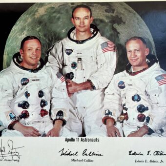 Photo (reproduction) des astronautes d'Apollo 11, signée par Neil Armstrong