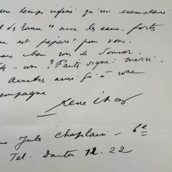 René Char offre un exemplaire de "Soleil des eaux" illustré par Georges Braque