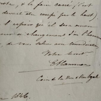 Le peindre Edouard Hamman donne des instructions à son encadreur