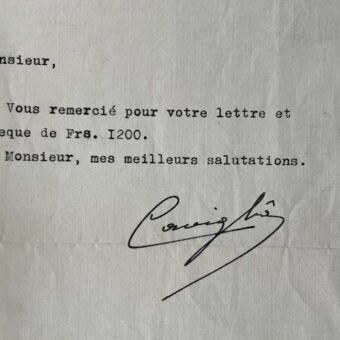 Le maréchal italien Enrico Caviglia reçoit un chèque de l'administration Marguerite Scialtiel