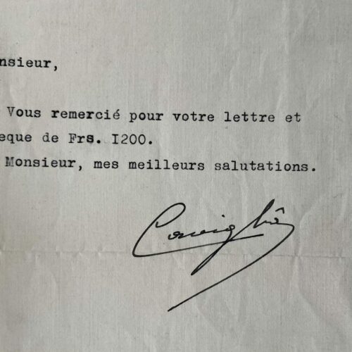 Le maréchal italien Enrico Caviglia reçoit un chèque de l'administration Marguerite Scialtiel