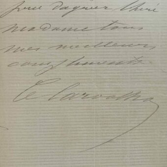 La Soprano colorature Caroline Carvalho entretient sa propriété normande de Puys avant de rentrer à Paris
