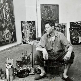 Beau portrait photographique de Nicolas de Staël, dans son atelier, au milieu de ses oeuvres