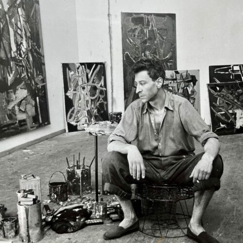 Beau portrait photographique de Nicolas de Staël, dans son atelier, au milieu de ses oeuvres