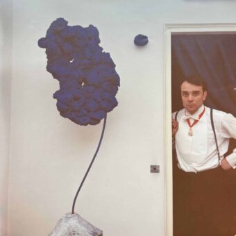 Grande photographie d'Yves Klein avec sa sculpture éponge SE167