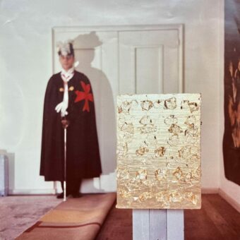 Photo d'Yves Klein en chevalier de Saint-Sébastien avec son Monogold MG20