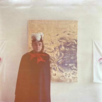 Portrait d'Yves Klein vêtu en chevalier de Saint-Sébastien devant Ci-git l'Espace RP3