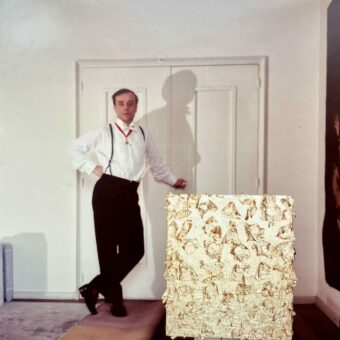 Portrait photographique d'Yves Klein et de sa sculpture Monogold MG15, par Shunk & Kender