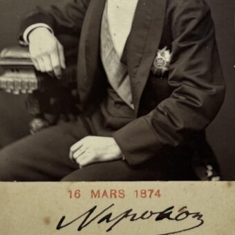 Beau portrait photographique du Prince Impérial, avec sa signature autographe, offert par le duc de Padoue