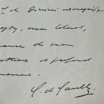 Lettre de 1935 de Charles de Gaulle qui salue un texte "fort amusant, un peu amer, fort bien écrit"