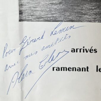 Dédicace du navigateur Alain Colas sur une affiche de Pen-Duick IV après la Transatlantique de 1972