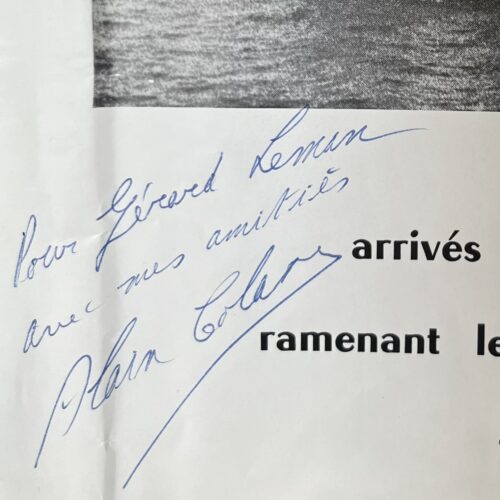 Dédicace du navigateur Alain Colas sur une affiche de Pen-Duick IV après la Transatlantique de 1972