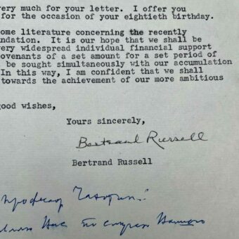 Le mathématicien et Nobel Bertrand Russell recherche des fonds pour la Fondation pour la Paix