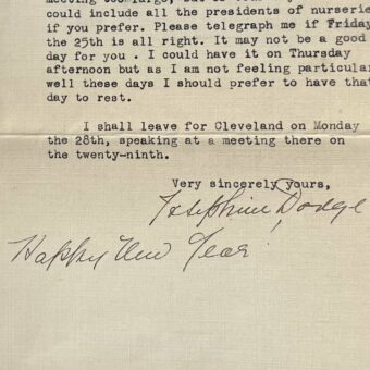 L'activiste américaine Josephine Jewell Dodge organise un meeting du "Day Nursery Movement" à Chicago