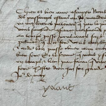 Yolande de France, soeur de Louis XI et duchesse de Savoie, ordonne la défense de Rossillon, en Bugey, contre des mercenaires