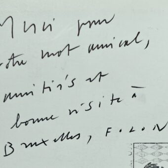 Jean-Michel Folon, posant devant son "Grand oiseau", adresse ses remerciements