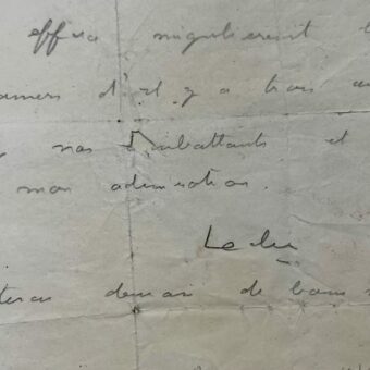 Leclerc félicite Ingold après la victoire de Ksar Ghilane, dans le désert Tunisien, en mars 1943