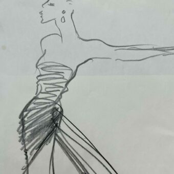 Grand et très beau dessin d'Yves Saint-Laurent d'une femme en robe fourreau à traîne