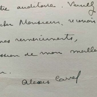 Le prix Nobel Alexis Carrel remet un livre à son grand ami Charles Lindbergh