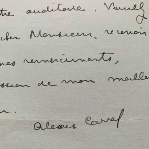 Le prix Nobel Alexis Carrel remet un livre à son grand ami Charles Lindbergh