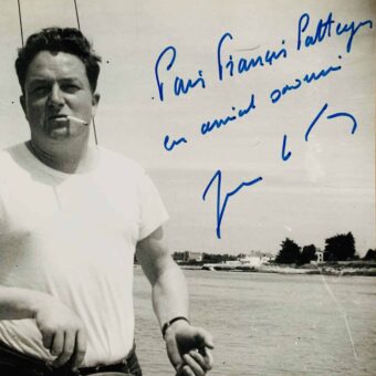 Photo dédicacée de Jean-Marie Le Pen à la barre de son voilier