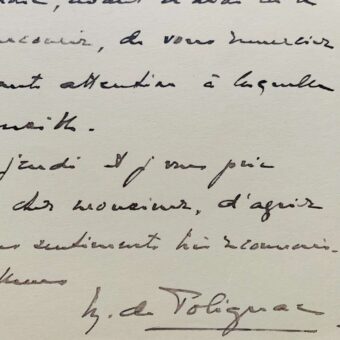 L'initiateur des Jeux Olympiques d'hiver, Melchior de Polignac, reçoit un livre à son domicile des Champs-Elysées